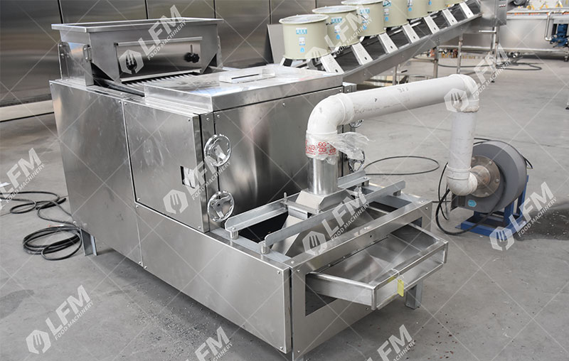 لقطة حقيقية لآلة تقشير الفول السوداني.jpg