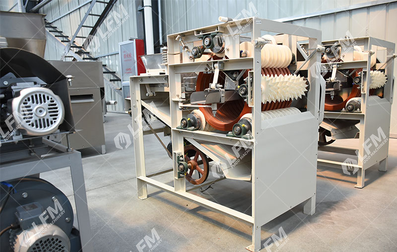 آلة جيدة لإزالة قشر اللوز.jpg